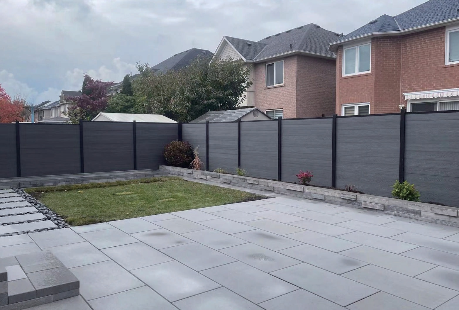 Charcoal composite privacy fencing around a contemporary courtyard